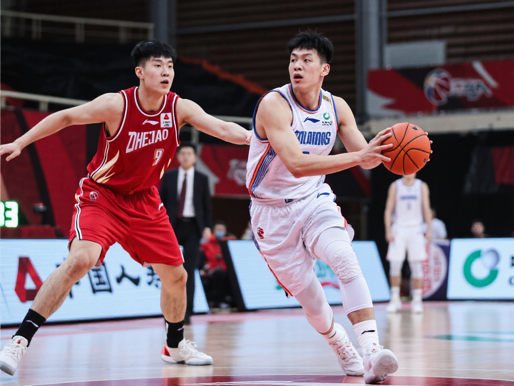 青岛激战浙江:杨瀚森遇余嘉豪,吴前领衔大名单 青岛队是一支强调防守节奏的团队,他们擅长